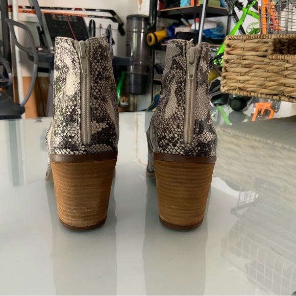 Open toe snakeskin heeled bootie. Size 10 - Picture 4 of 4
